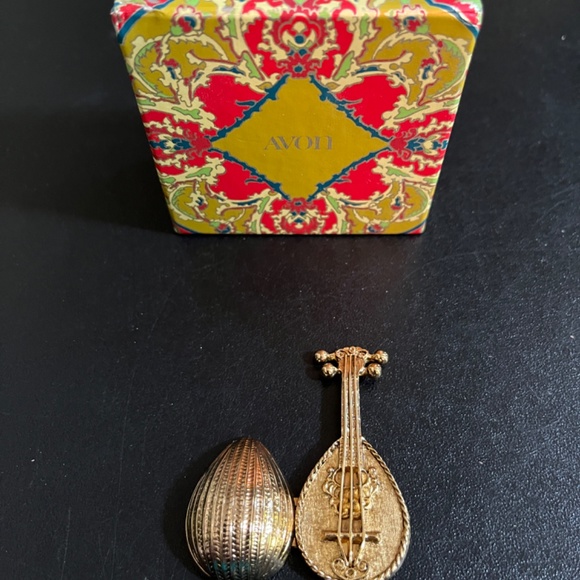 AVON Mandolin Medieval Lute Compact for Solid Perfume Glace in Original Box - Picture 4 of 8